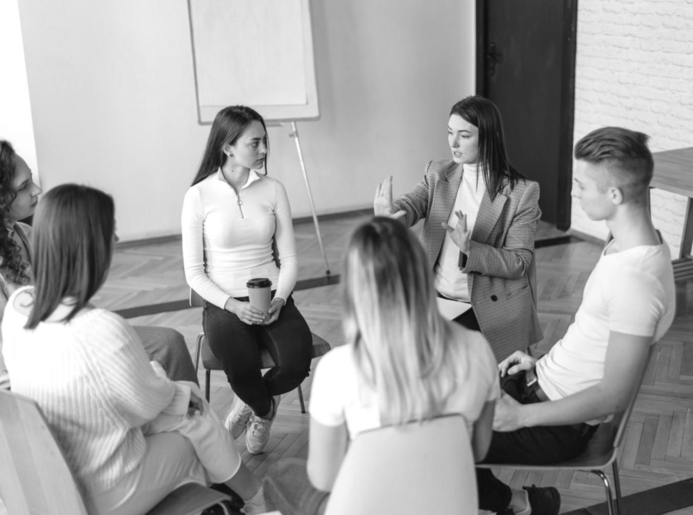 Gruppe von Lernenden bei der gemeinsamen Analyse von Finanzberichten