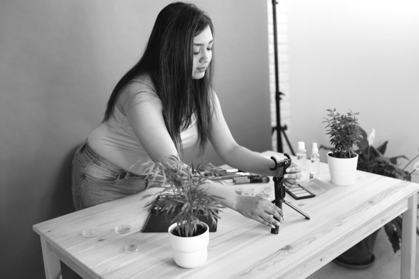 Internationale Studierende lernen deutsche Finanzanalyse in modernem Seminarraum