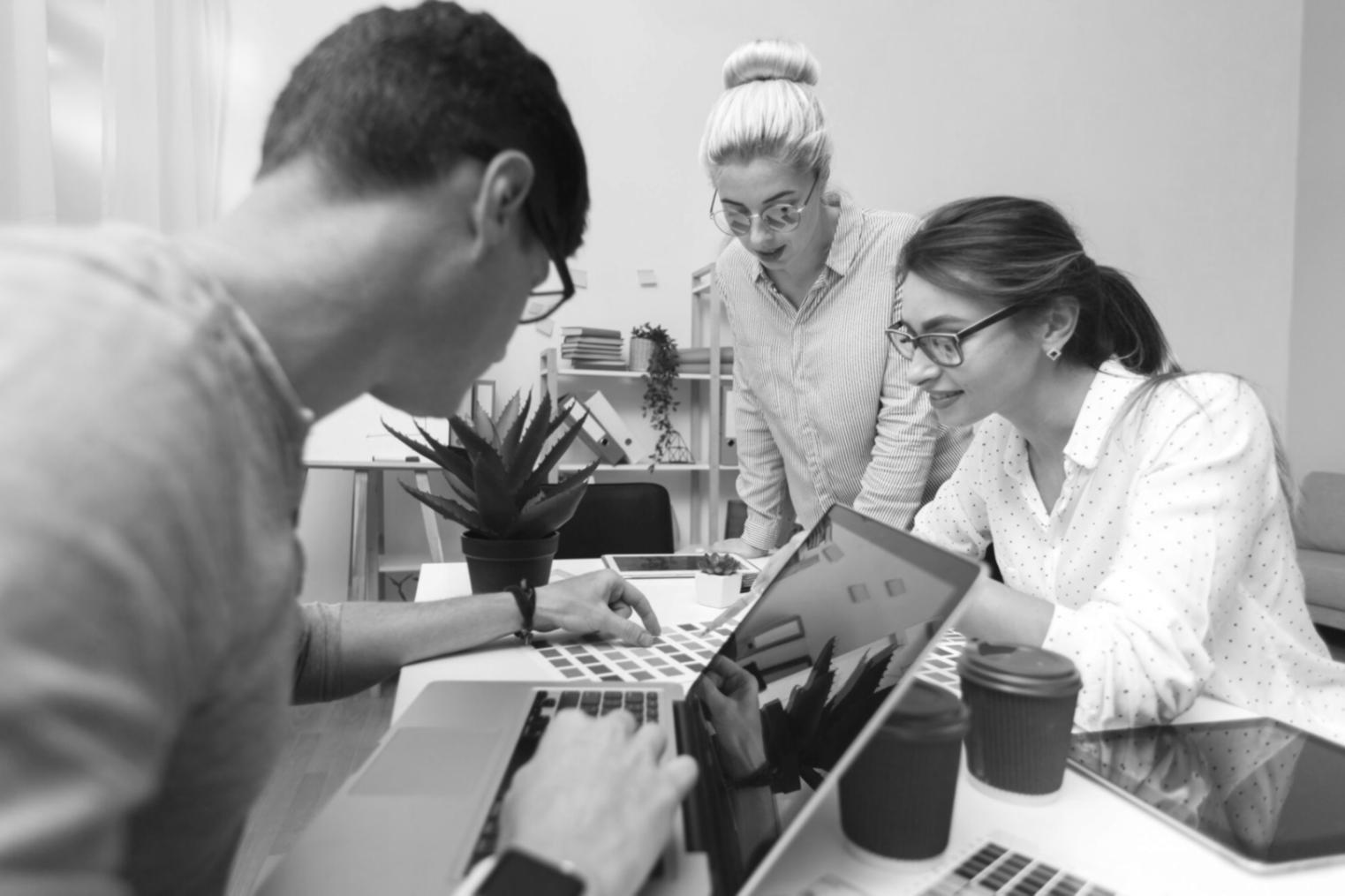 Deutsche Finanzanalyse - Studierende arbeiten an Geschäftsberichten